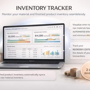 K&ouml;nnte beinhalten: Ein Laptop mit einem Inventar-Management-Dashboard mit dem Text "INVENTORY TRACKER". Der Bildschirm zeigt Finanzdaten und Diagramme. Text hebt Funktionen wie automatisierte Updates und verkn&uuml;pfte Inventare hervor. Auf dem Tisch befinden sich eine kleine Pflanze und eine Box.
