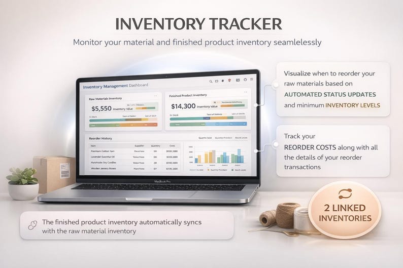 K&ouml;nnte beinhalten: Ein Laptop mit einem Inventar-Management-Dashboard mit dem Text "INVENTORY TRACKER". Der Bildschirm zeigt Finanzdaten und Diagramme. Text hebt Funktionen wie automatisierte Updates und verkn&uuml;pfte Inventare hervor. Auf dem Tisch befinden sich eine kleine Pflanze und eine Box.