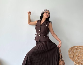 Komplet: marynarka bez rękawów i plisowana spódnica maxi: elegancki strój damski