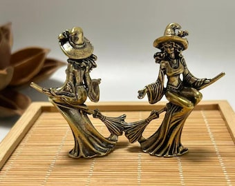 Statuetta vintage in ottone raffigurante una strega - Mini strega su scopa, decorazione da scrivania, regalo a tema strega per Halloween