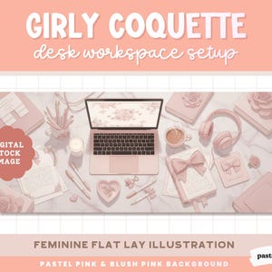 Könnte beinhalten: Digitale Illustration eines Schreibtisch-Workspaces in Pastellrosa und Blassrosa. Das Bild enthält einen Laptop, Bücher, Bleistifte, Kopfhörer und eine Tasse Kaffee. Der Text auf dem Bild lautet "GIRLY COQUETTE desk workspace setup" und "FEMININE FLAT LAY ILLUSTRATION".