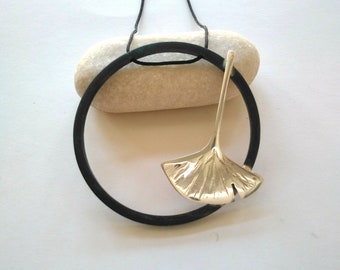 Colgante único hecho a mano artístico, colgante ginkgo plata y latón, collar ginkgo plata, hoja ginkgo arte joyeria, joyería contemporanes