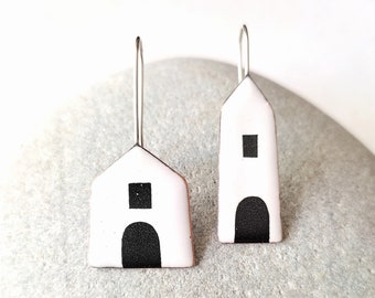 Boucles d'oreilles dépareillées de la maison, boucles d'oreilles inégales, cadeau amusant pour architecte, bijoux en cuivre émaillé noir blanc, bijoux minimalistes pour femme