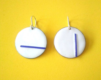 Simple circle enamel earrings, minimal enamel jewelry, dangle enamel earrings, assimetric earrings handmade, white circle modern earrings