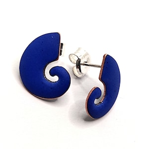Könnte beinhalten: Ein Paar blaue und kupferne Ohrringe mit einem Spiraldesign. Die Ohrringe sind aus Metall und haben einen Stiftverschluss.