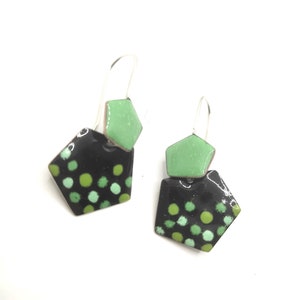 pentagon earrings dangle, green and black earrings handmade, green dots earrings handmade, copper enamel jewelry, geometric earrings dangle