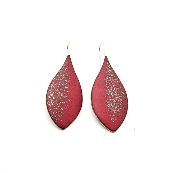 Pendientes largos rojos, pendientes lágrima roja, joyería cobre esmaltado a mano, pendientes mate gancho plata, pendientes esmaltados