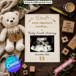 Könnte beinhalten: Eine cremefarbene Ankündigungskarte mit dem Text 'Dad's NEW PROJECT Loading... Baby Smith Arriving December 2026' und goldenen Symbolen von Hammer, Schraubendreher und Babyfüßen, zentriert über einem schwarz-weißen Ultraschallbild.