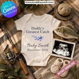 Peut inclure: Un body pour bébé couleur crème avec le texte Daddy's Greatest Catch, Baby Smith et December 2026, accompagné d'un motif de poisson bleu. Le body est entouré d'une canne à pêche, d'un poisson en peluche, d'un chapeau et d'une échographie.