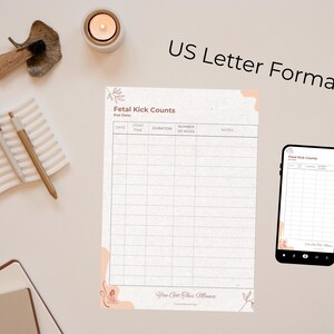 Puede incluir: Un gráfico beige de conteo de patadas fetales en formato US Letter, con un teléfono a juego que muestra el mismo gráfico. El gráfico incluye secciones para la fecha, la hora, la duración y las notas. Elementos decorativos con texto "You Got This Mama."