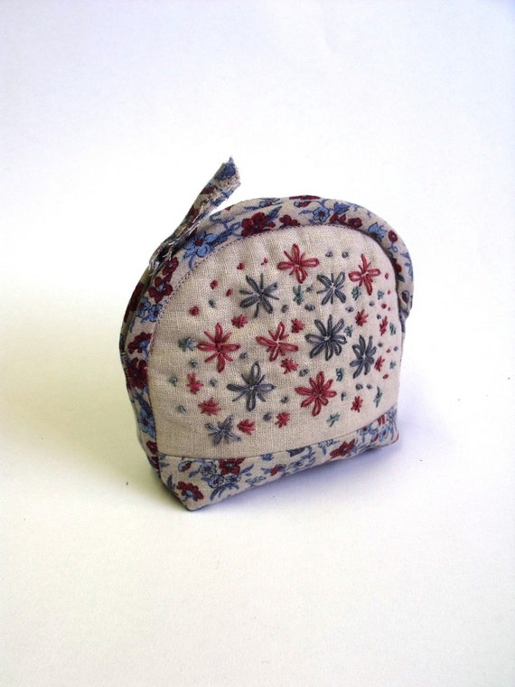 Items similar to Coin purse with floral hand embroidery on Etsy
