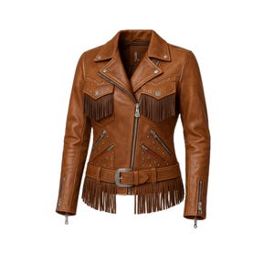 Puede incluir: Chaqueta de cuero marr&oacute;n con flecos, cintur&oacute;n y herrajes plateados. La chaqueta presenta un estilo motero cl&aacute;sico con cuello de solapa, bolsillos con cremallera y detalles de tachuelas. La chaqueta mide unos 61 cm de largo.