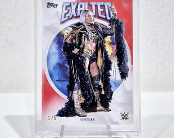 2025 Topps WWE Exalted Giulia #28 Numbered Exalted Basiskarte Rot 5/5 Buchstütze Smackdown & NXT