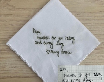 Könnte beinhalten: Weißes Taschentuch mit gewelltem Rand, bestickt mit den Worten "Papa, dankbar für dich heute und jeden Tag. Mary Grace" in schwarzer Schrift. Eine handschriftliche Notiz mit demselben Text ist ebenfalls sichtbar.