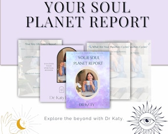 Op de afbeelding: Een digitale downloadafbeelding met de tekst "YOUR SOUL PLANET REPORT". De afbeelding bevat verschillende rapportomslagen met de titel en de tekst "DIGITAL DOWNLOADS" en "PRINTABLE GUIDE". De afbeelding bevat ook een zon- en maangrafiek. Het kleurenschema is lavendel.