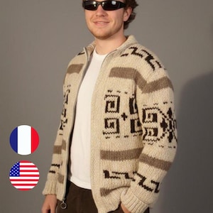 Può includere: Una tazza di ceramica bianca con un manico nero e la scritta "But First, Coffee" in stile scritto a mano. La tazza è su una superficie bianca. La tazza è alta circa 10 cm.