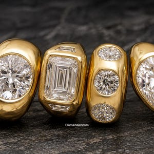 Puede incluir: Cuatro anillos de oro con varios cortes de diamante. El primero es un corte brillante redondo, el segundo es un corte esmeralda con acentos laterales, el tercero tiene tres diamantes redondos y el cuarto es un corte pera. El texto Pramukhdiamonds es visible.