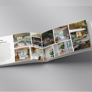Pu&ograve; includere: Un libro aperto con il titolo "Living Experience" e diverse foto di interior design. Le immagini mostrano case moderne con ampie finestre, luce naturale e vista sull'esterno. Il libro &egrave; aperto su una superficie grigia.