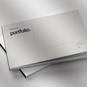 Pu&ograve; includere: Una pila di portfolio di architettura dal design minimalista. Il portfolio superiore &egrave; aperto, con la parola "portfolio" in grassetto nero, con la parola "architecture" sopra. La copertina &egrave; di colore grigio chiaro, con un sottile design a linee nere.