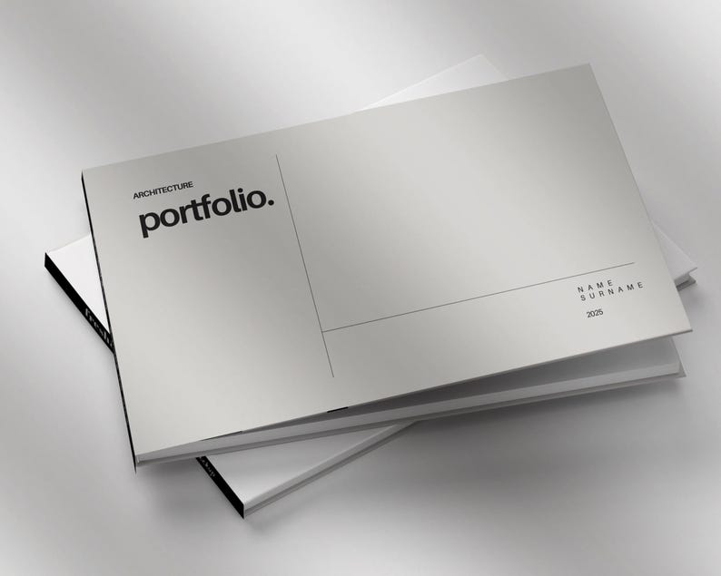 Pu&ograve; includere: Una pila di portfolio di architettura dal design minimalista. Il portfolio superiore &egrave; aperto, con la parola "portfolio" in grassetto nero, con la parola "architecture" sopra. La copertina &egrave; di colore grigio chiaro, con un sottile design a linee nere.