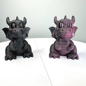 3D Printed Baby Dragon Figurine – Pink & Black Multi-Colour Fantasy Decoration | Cute Dragon Collectible | Geeky Gift for Drag