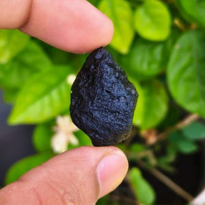Cabochon di meteorite tectite grezza, 41 carati (29 x 21 mm)