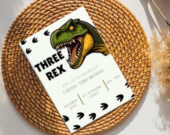 Puede incluir: Una invitación de cumpleaños con una ilustración de dinosaurio verde y amarillo y el texto "THREE REX". La invitación incluye detalles para el tercer cumpleaños de Carter, con la fecha, hora y lugar. Huellas de dinosaurios negras decoran el borde.