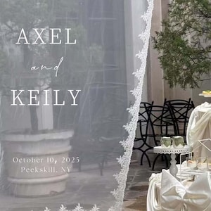 Pode incluir: Um v&eacute;u branco transparente com delicada renda, apresentando os nomes "AXEL" e "KEILY" em escrita elegante. A data "10 de outubro de 2025" e a localiza&ccedil;&atilde;o "Peekskill, NY" tamb&eacute;m s&atilde;o vis&iacute;veis. O fundo inclui decora&ccedil;&atilde;o de casamento ao ar livre.