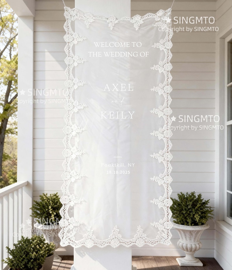 Pode incluir: Uma placa de boas-vindas de casamento branca com bordas de renda intrincadas. A placa diz "WELCOME TO THE WEDDING OF AXEL KEILY" e inclui o local e a data: Peekskill, NY 18.10.2025. A placa est&aacute; pendurada em uma varanda.