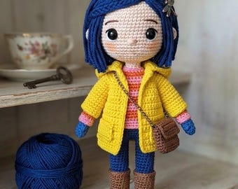 Patrón de muñeca amigurumi de Coraline, juguete ideal para principiantes (descarga en PDF)