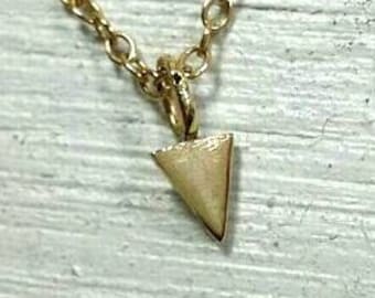 14K gouden driehoek ketting, kleine driehoek charme, mini gouden ketting, mini driehoek ketting, gouden sieraden, Innaheiman sieraden ontwerper