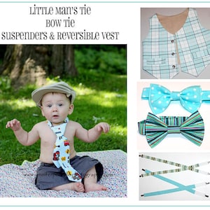 Puede incluir: Un bebé varón con un chaleco azul claro, una pajarita blanca y azul y tirantes con un patrón de rayas azules y blancas. El bebé también lleva una corbata con estampado blanco y azul y un sombrero beige. La imagen incluye el texto "Little Man's Tie Bow Tie Suspenders & Reversible Vest".
