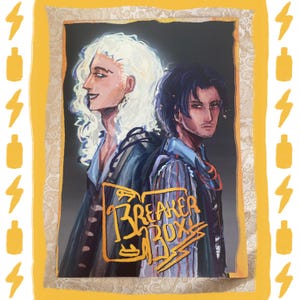 以下が含まれることがあります： 暗い背景に、様式化された髪型と服装の2人の人物が描かれた芸術的なプリント。アートワークは黄色のボーダーと装飾的なアクセントで縁取られています。「Breaker Box」というテキストが様式化されたフォントで表示されています。