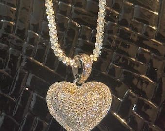 To Włochy. Srebro próby 925 z zawieszką w kształcie jearthu o masie 2 ct diamentów