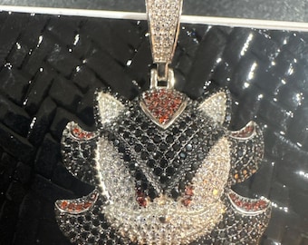 To diamentowy wisiorek w kształcie jeża Shadow the Hedgehog ze srebra próby 925.