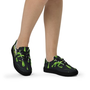 Women&#39;s lace-up canvas shoes