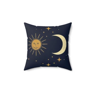 天体フェイクスエード枕 | 太陽と月のアート | 室内装飾用クッション、ボヘミアンスタイル、占星術愛好家へのギフト