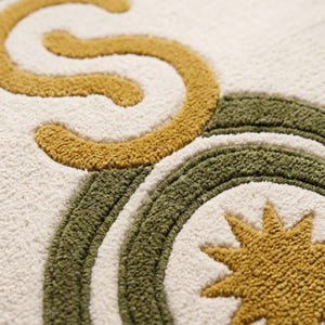 Handgetuft wollen vloerkleed. Postmodern S-curve en zonontwerp. Olijfgroen, goud en crème | Uniek modern geometrisch decor uit het midden van de eeuw