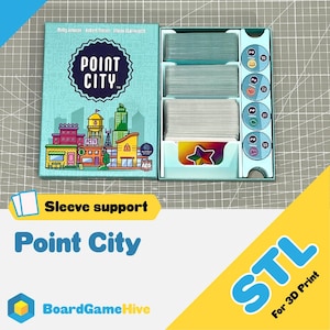 以下が含まれることがあります： 都市景観のイラストが描かれた「Point City」というタイトルのボードゲームボックスセット。ボックスは開いており、カードの山とゲームの駒が明らかになっています。「Sleeve support」と「STL For 3D Print」の文字が含まれています。