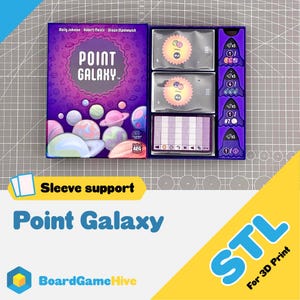 Può includere: Una scatola di gioco da tavolo intitolata "Point Galaxy" con un design viola e blu con pianeti. La scatola è aperta, rivelando componenti di gioco tra cui carte e gettoni. È visibile anche il testo "Sleeve support" e "STL For 3D Print".