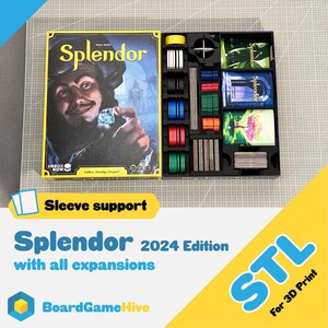 Puede incluir: Una caja de juego de mesa y organizador para Splendor 2024 Edition con todas las expansiones. La ilustración de la caja muestra a un hombre sosteniendo una gema. El organizador es negro y contiene componentes del juego. El texto incluye "Sleeve support", "BoardGameHive" y "STL For 3D Print".