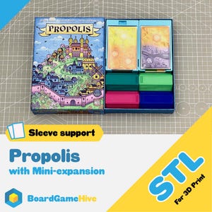 Puede incluir: Un juego de mesa "Propolis" con una colorida ilustración de una ciudad medieval. El juego incluye varios soportes de cartas de colores y cartas de juego. También se ve el texto "Sleeve support" y "Propolis with Mini-expansion".