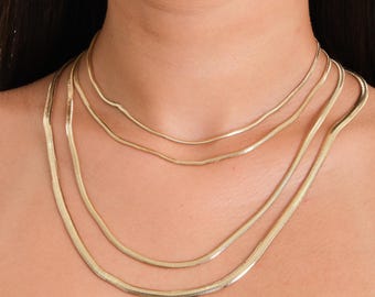 Halsband med ormkedja i 14 karat massivt guld: Slitstark platt fiskbensdesign