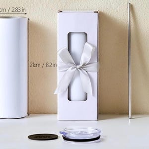 Puede incluir: Un vaso blanco cil&iacute;ndrico, de 21 cm de alto y 7,2 cm de di&aacute;metro, con tapa, pajita y cepillo de limpieza. El vaso est&aacute; empaquetado en una caja blanca atada con una cinta plateada. El vaso est&aacute; dise&ntilde;ado para bebidas fr&iacute;as.