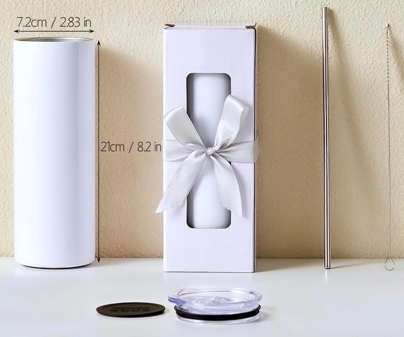 Puede incluir: Un vaso blanco cil&iacute;ndrico, de 21 cm de alto y 7,2 cm de di&aacute;metro, con tapa, pajita y cepillo de limpieza. El vaso est&aacute; empaquetado en una caja blanca atada con una cinta plateada. El vaso est&aacute; dise&ntilde;ado para bebidas fr&iacute;as.