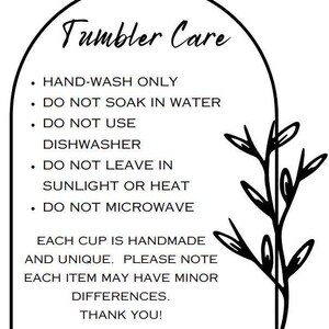 Puede incluir: Gr&aacute;fico en blanco y negro con el texto "Tumbler Care" en la parte superior. El texto proporciona instrucciones de cuidado para vasos, incluyendo lavar a mano solamente, no remojar y no usar microondas. Un elemento floral decorativo est&aacute; a la derecha.