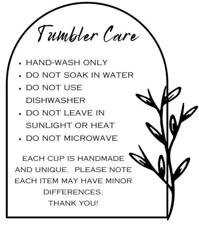 Puede incluir: Gr&aacute;fico en blanco y negro con el texto "Tumbler Care" en la parte superior. El texto proporciona instrucciones de cuidado para vasos, incluyendo lavar a mano solamente, no remojar y no usar microondas. Un elemento floral decorativo est&aacute; a la derecha.