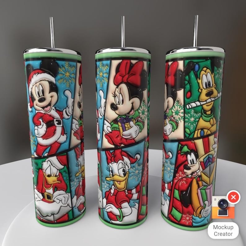 Puede incluir: Tres vasos de acero inoxidable con borde verde y pajita plateada. Cada vaso presenta un dise&ntilde;o de dibujos animados colorido de Mickey Mouse, Minnie Mouse, Donald Duck y Pluto con ropa festiva. El fondo incluye copos de nieve.