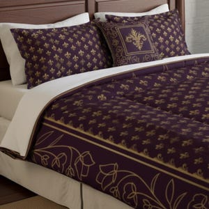 Op de afbeelding: Een beddengoedset met een paars dekbedovertrek en kussenslopen, versierd met een gouden fleur-de-lis patroon. Het dekbedovertrek heeft een witte onderkant en een gouden bloemenrand. De kussens omvatten een vierkant accentkussen met een gouden fleur-de-lis ontwerp.