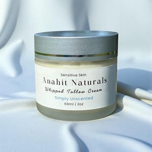 Könnte beinhalten: Ein Tiegel Anahit Naturals Whipped Tallow Cream für empfindliche Haut. Der Tiegel hat einen silbernen Deckel und ein weißes Etikett mit schwarzem Text. Die Creme ist Simply Unscented und enthält 60 ml Produkt.